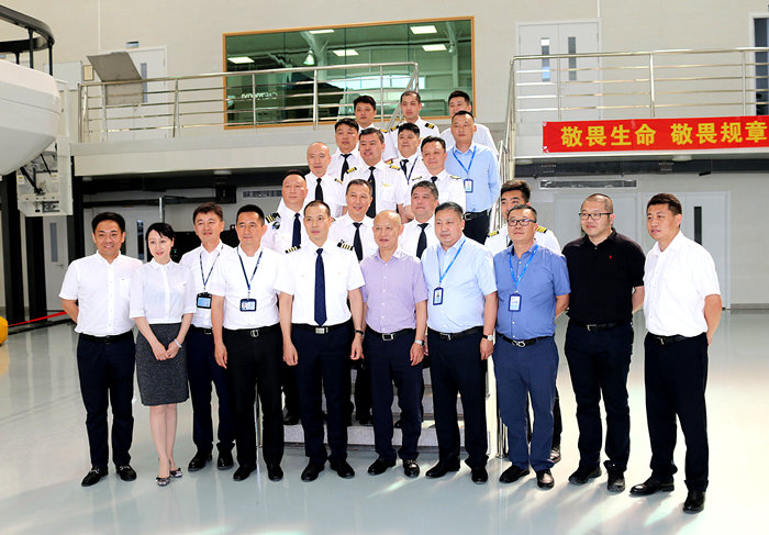 英雄機(jī)長劉傳健走進(jìn)沈陽航空產(chǎn)業(yè)園